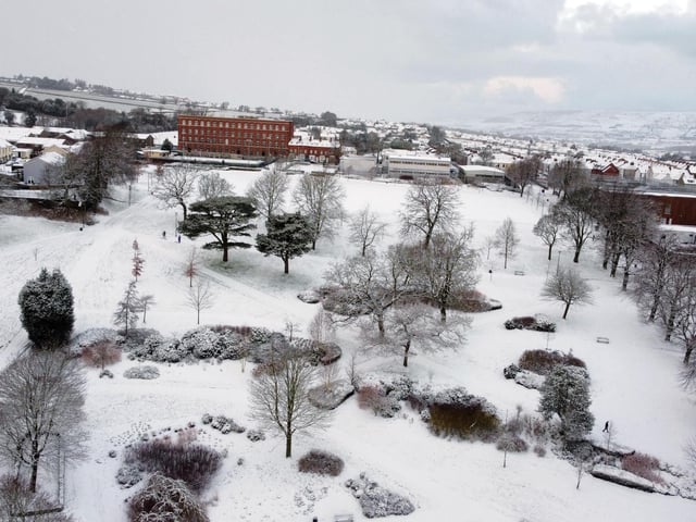 A covering of snow falls across Derry. Photo Lorcan Doherty / PressEye