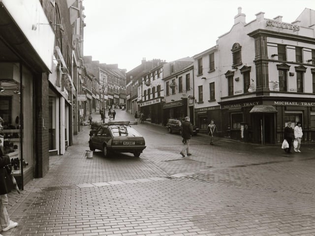 Scenes from around the popular shopping areas of Derry in the run up to Christmas back in 1995.
