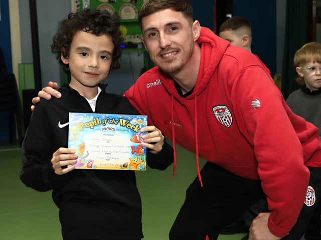 Derry City  players Gavin Whyte & Liam Boyce visiting Greenhaw PS in the run up to their IFA Cup final against Waterford. (Photo - Tom Heaney, nwpresspics) : .