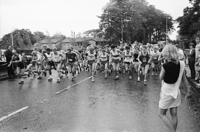 Runners set off from the entrance of St Columb’s Park for a straight run out to Campsie in the first ever Waterside Half Marathon in 1981.