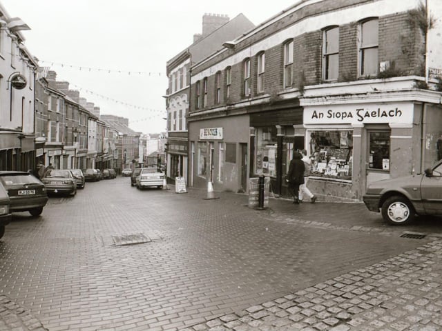 Scenes from around the popular shopping areas of Derry in the run up to Christmas back in 1995.