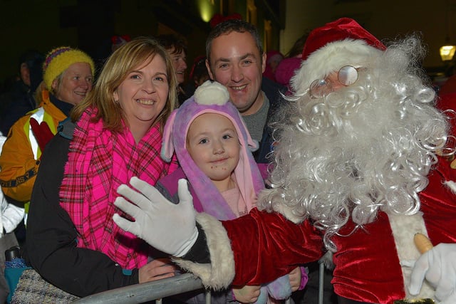 Santa pictured with the Harkin family at the Christmas tree lights switch on in Buncrana on Friday evening last. Photo: George Sweeney. DER2247GS – 98