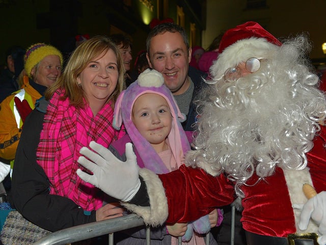 Santa pictured with the Harkin family at the Christmas tree lights switch on in Buncrana on Friday evening last. Photo: George Sweeney. DER2247GS – 98