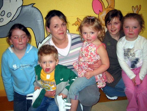 Laura, Jack, Margaret, Sarah and Hannah have fun with Zoe at her birthday party 0084JML : Parties in Derry in Spring 2006.