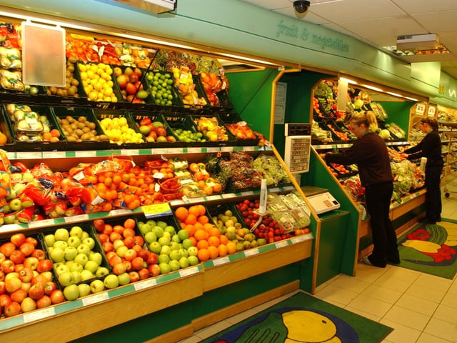 Centra Carndonagh in 2003.