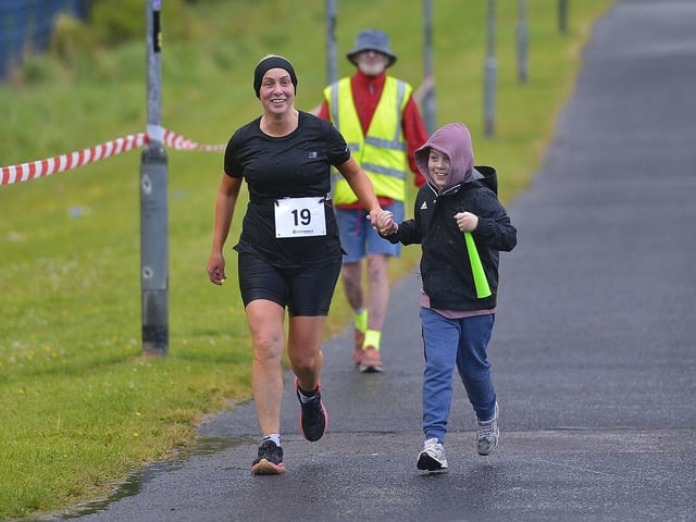 LIAM BALL TRIATHLON 40th ANNIVERSARY – Toni Jay Crossan with supporter. Photo: George Sweeney