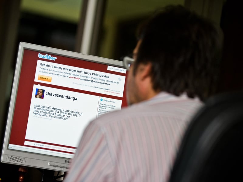 A Venezuelan watches the personal internet webpage of former President Hugo Chavez on Twitter, April 29, 2010 in Caracas. AFP PHOTO/Miguel Gutierrez (Photo credit should read MIGUEL GUTIERREZ/AFP via Getty Images)