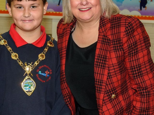 The Mayor, Councillor Sandra Duffy paid a visit to St Oliver Plunkett PS in Strathfoyle as part of Derry City and Strabane District Council’s  Local Democracy Week where she was joined by Councillor Rachal Ferguson and pupils from Primary 7. Following a series of questions and answers the children all tried the Mayoral Chain on. Picture Martin McKeown. 23.11.2:.