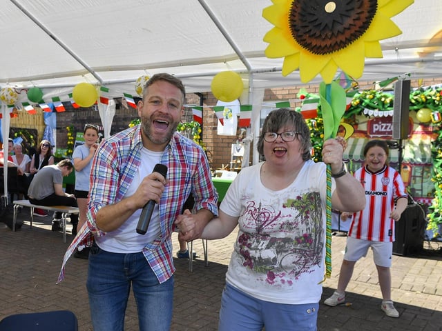 Elaine sings along with entertainer Richie Remo at the Annual Farland Way Hazelbank Big Lunch. Photo: George Sweeney
