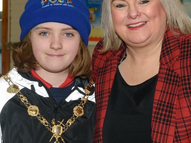 The Mayor, Councillor Sandra Duffy paid a visit to St Oliver Plunkett PS in Strathfoyle as part of Derry City and Strabane District Council’s Local Democracy Week where she was joined by Councillor Rachal Ferguson and pupils from Primary 7. Following a series of questions and answers the children all tried the Mayoral Chain on. Picture Martin McKeown. 23.11.2:.