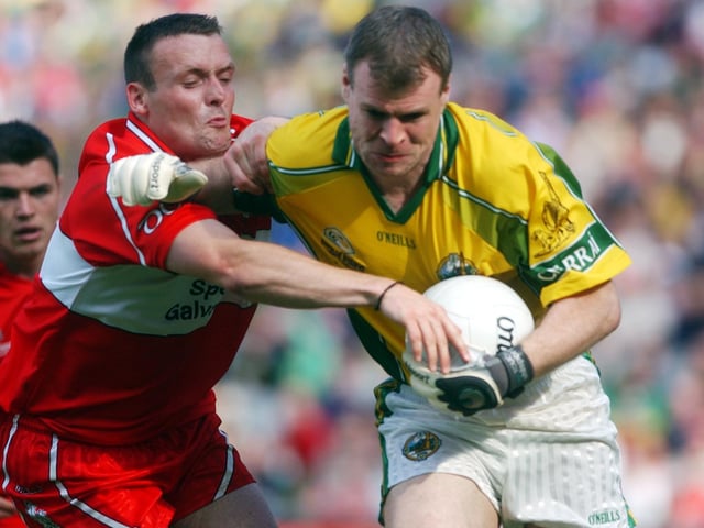 Derry forward Paddy Bradley puts pressue on Kerry goalkeeper Diarmuid Murphy in Croke Park back in 2004.