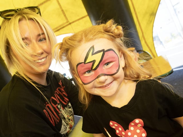 Facepainter Cashel Ck pictured with Freya Healey (4) on Saturday. (Photos: Jim McCafferty Photography)