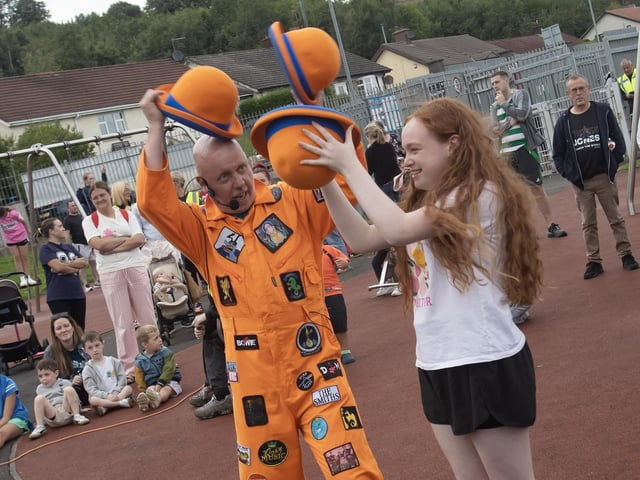 Jitterbug hat juggling with a member of the audience. : .