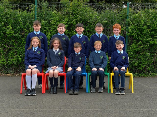 Múinteoir Róisín’s Rang 7 leavers class at Gaelscoil na Daroige. Photo: George Sweeney. DER2320GS – 74