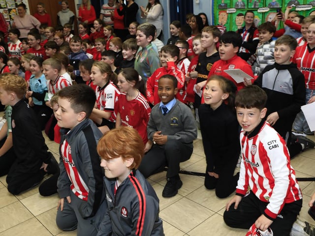 Derry City player Christy Grogan and senior coach Niall McGinn visiting St. Anne’s PS in the run up to their FAI Cup final against Waterford. (Photo - Tom Heaney, nwpresspics)