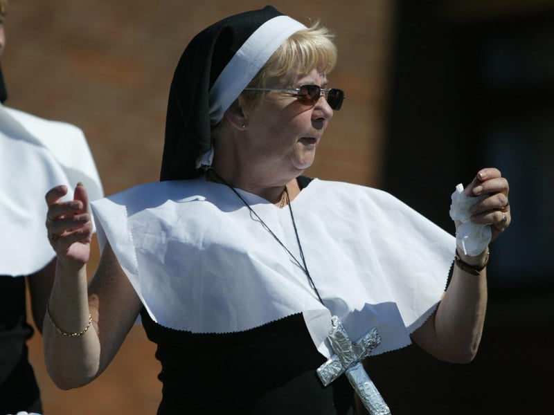 A singing nun. (2608JB38)