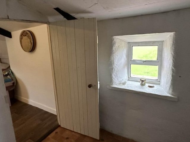 A stunning traditional thatched Cottage, originally built around 300 years ago, located by the sea at Culoort, Malin Head, Donegal, Ireland's most northerly point has come on the market for €195,000.