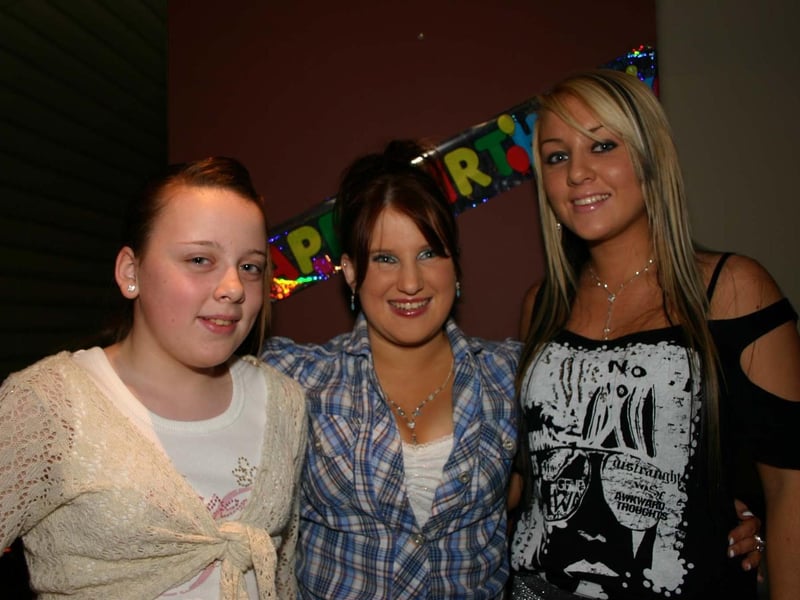 Shauna and sisters Una and Dara enjoying the party. 39722/dd : .