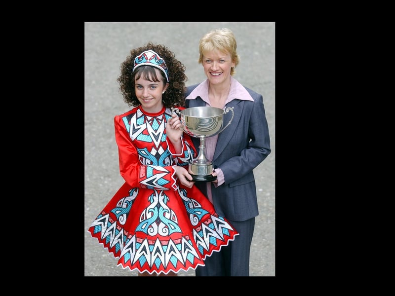 Felicity Mullan presenting the Fidelma Mullan Cup for Slip Jig 10-12 years to Michelle Curran, from Derry, McLaughlin School. (2504C20)