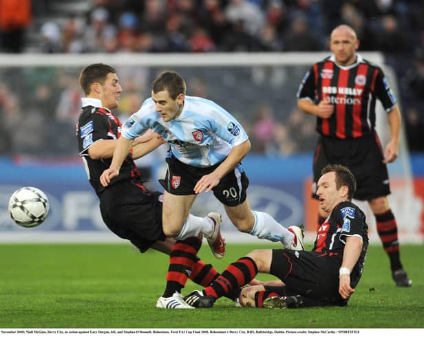 Niall McGinn, Derry City, in action against Gary Deegan, left, and Stephen O'Donnell, Bohemians in the Ford FAI Cup Final 2008 at the RDS, Ballsbridge, Dublin. Picture credit: Stephen McCarthy / SPORTSFILE