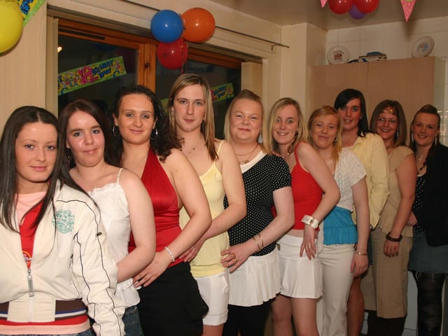 The girls line up for their photography at Caroline s birthday party. 3588/dd : Parties in Derry in Spring 2006.