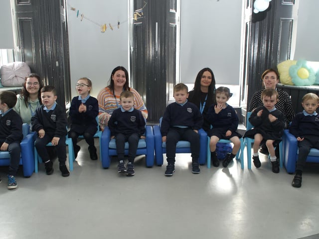 Ardnashee P1 class pupils with L-R Assistants Ciara Smith, Emma-Jane Ward, Alice Ashfield (Teacher) & Ciarraí Fox (Assistant).