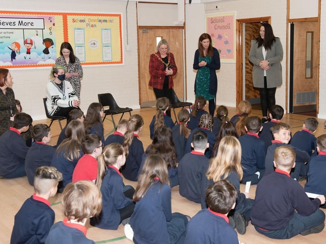 The Mayor, Councillor Sandra Duffy paid a visit to St Oliver Plunkett PS in Strathfoyle as part of Derry City and Strabane District Council’s  Local Democracy Week where she was joined by Councillor Rachal Ferguson and pupils from Primary 7. Following a series of questions and answers the children all tried the Mayoral Chain on. Picture Martin McKeown. 23.11.2:.