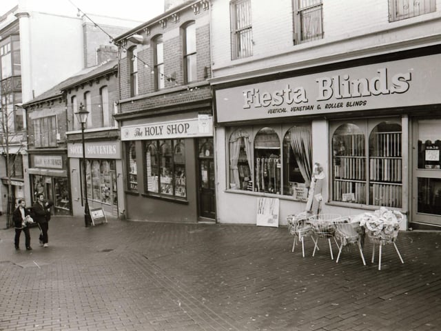 Scenes from around the popular shopping areas of Derry in the run up to Christmas back in 1995.