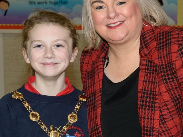 The Mayor, Councillor Sandra Duffy paid a visit to St Oliver Plunkett PS in Strathfoyle as part of Derry City and Strabane District Council’s  Local Democracy Week where she was joined by Councillor Rachal Ferguson and pupils from Primary 7. Following a series of questions and answers the children all tried the Mayoral Chain on. Picture Martin McKeown. 23.11.2:.