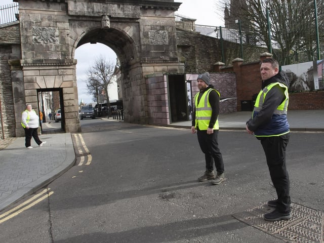 Standing by for the runners.