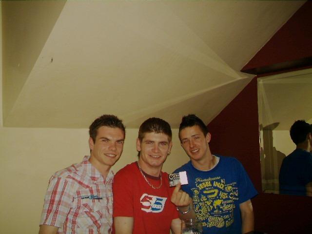 Exif-JPEG-422 : Locals having a good time at Derry's nightlife spots back in June 2005.