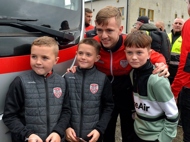 Derry City’s Ciaron Harkin has his picture taken with fans on Saturday morning prior to the team’s departure for Dublin ahead of tomorrow’s FAI Cup Final against Shelbourne. George Sweeney. DER2244GS – 54