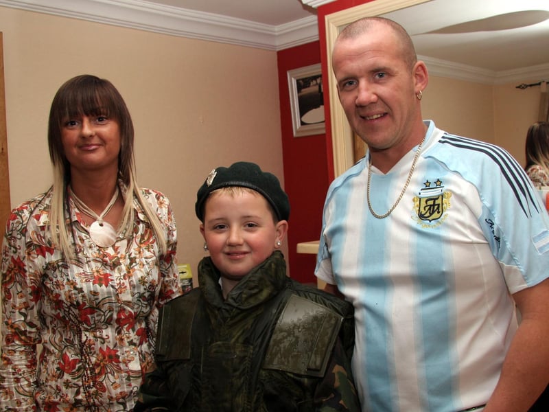 Daryl celebrates his 10th birthday with his mum and dad 0667JML : Parties and celebrations June 2006: Daryl Ryan.