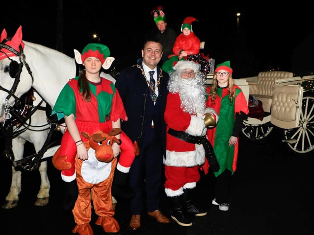 Mayor Ruairí McHugh arriving on a horse drawn carriage with Santa and his elves at Enagh Crescent to switch on the Christmas tree lights.  (Photo - Tom Heaney, nwpresspics)