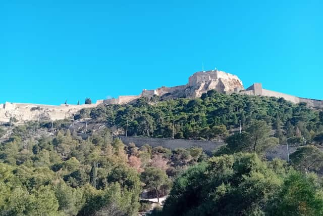 Santa Bárbara Castle. Richard Gorges was one of three consecutive Irishmen who served as Governor of Alicante in the early 1700s and he had a strong connection to Derry. His uncle John was one of the city’s earliest mayors.