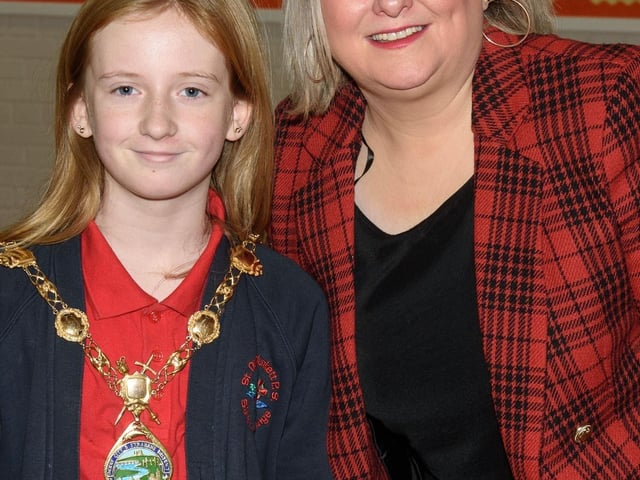The Mayor, Councillor Sandra Duffy paid a visit to St Oliver Plunkett PS in Strathfoyle as part of Derry City and Strabane District Council’s  Local Democracy Week where she was joined by Councillor Rachal Ferguson and pupils from Primary 7. Following a series of questions and answers the children all tried the Mayoral Chain on. Picture Martin McKeown. 23.11.2:.