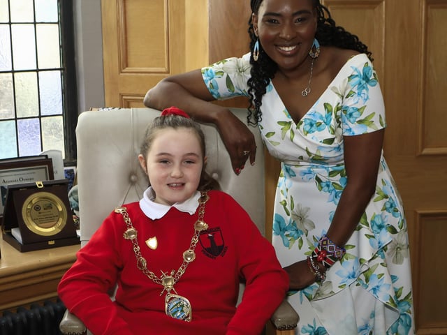 Mayor Lilian Seenoi Barr with Lisnagelvin PS pupil Anna with the mayoral chain when members of the student council visited the Mayor's Parlour.