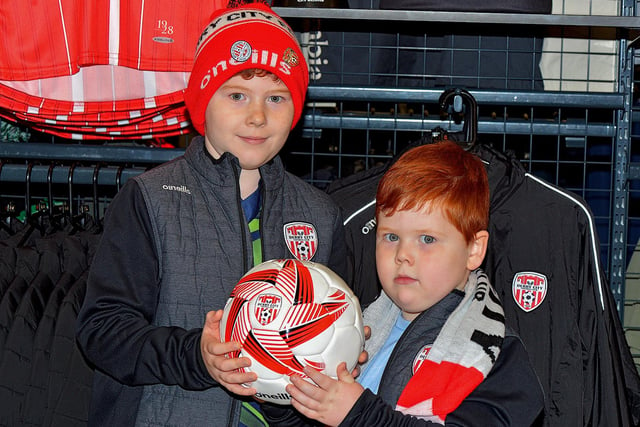 Derry City fans Jackson and Mason Doherty record a good luck video message for the Candystripes, at O’Neill’s Sports store, ahead of their Extra.ie FAI Cup final against Shelbourne, which takes place at the Aviva Stadium, on Sunday November 13th. DER2244GS – 100