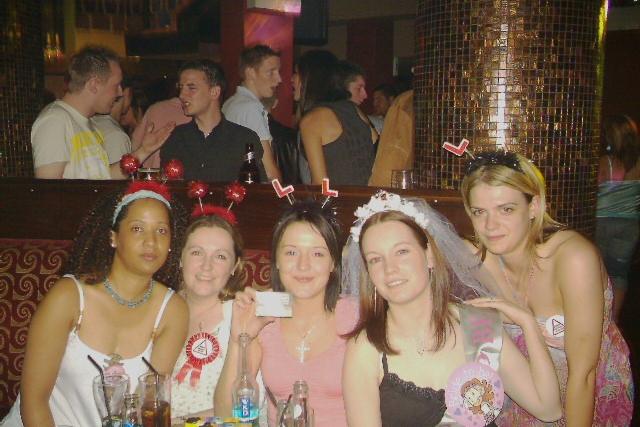 Exif-JPEG-422 : Punters enjoying a night out in Derry in the summer of 2005
