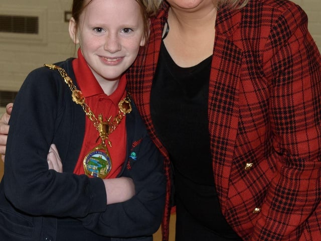 The Mayor, Councillor Sandra Duffy paid a visit to St Oliver Plunkett PS in Strathfoyle as part of Derry City and Strabane District Council’s  Local Democracy Week where she was joined by Councillor Rachal Ferguson and pupils from Primary 7. Following a series of questions and answers the children all tried the Mayoral Chain on. Picture Martin McKeown. 23.11.2:.