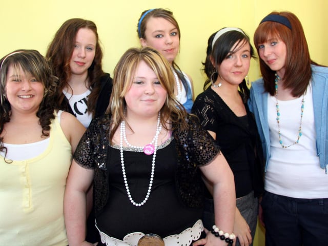 Party revellers Rachel,Eibhlinn,Sarah,Melissa,and Carla having fun at Emma 14th birthday party.0021JML : Parties in Derry in Spring 2006.