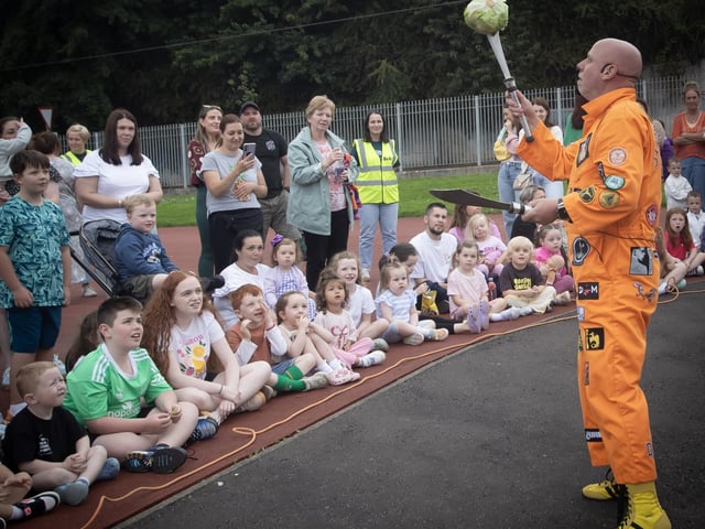 The Great Jitterbug - Spearing a cabbage while juggling! : .
