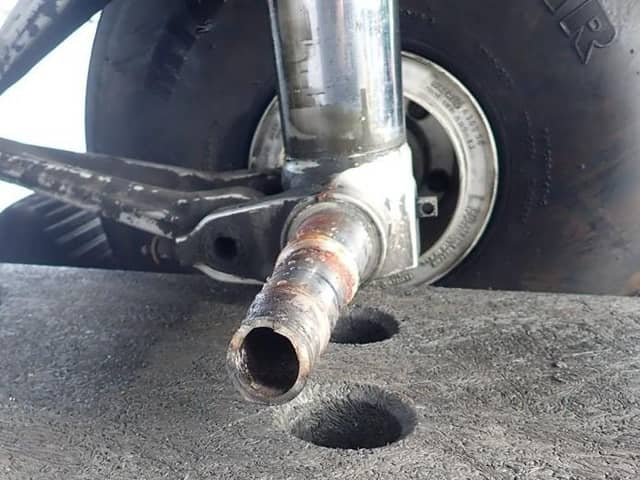 A failure of the wheel axle caused by bearing overheat was identified as the cause of the wheel detachment.