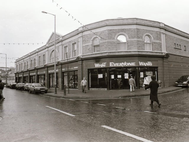 Scenes from around the popular shopping areas of Derry in the run up to Christmas back in 1995.