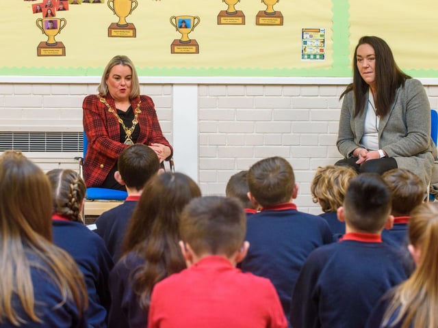 The Mayor, Councillor Sandra Duffy paid a visit to St Oliver Plunkett PS in Strathfoyle as part of Derry City and Strabane District Council’s  Local Democracy Week where she was joined by Councillor Rachal Ferguson and pupils from Primary 7. Following a series of questions and answers the children all tried the Mayoral Chain on. Picture Martin McKeown. 23.11.2:.