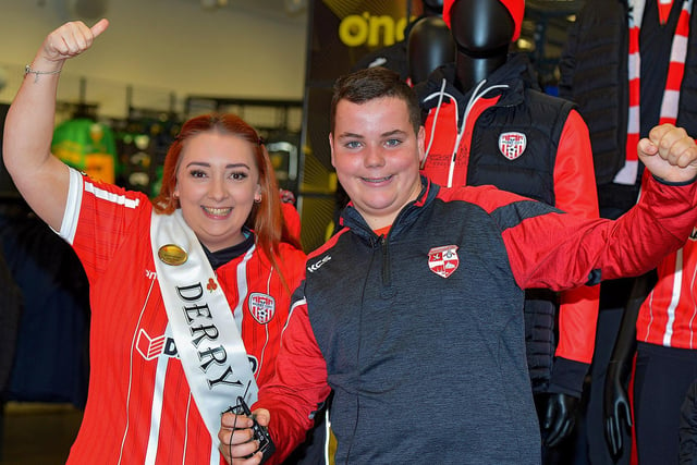Conor Callaghan records a good luck video message with Derry Rose Aine Morrison, for the Derry City team at O’Neill’s Sports store, ahead of their Extra.ie FAI Cup final against Shelbourne.  DER2244GS – 105