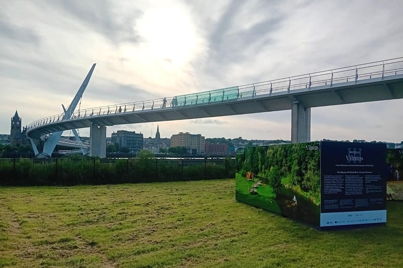 The installation points out how the Vilnelè river in the Lithuanian capital was used as ‘a metaphor of the city in perpetual change’.