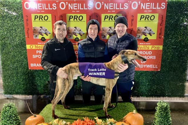 Len McKinney & Track Lotto Brandywell 525 Derby heat winner 'Starcash Barry' with (from left) Adrian Gallagher and Darren & Dean Toland.