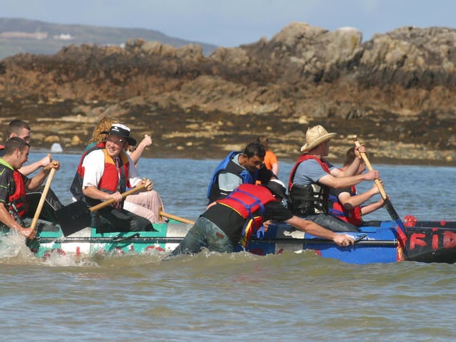 Crew from Tolands Bar get a helping hand to get on their way during the raft race at Tullagh.  (0908JB10) : Clonmany Festival, Vintage Show, Agricultural Show and Raft Race in August 2005.