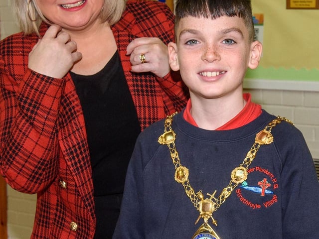 The Mayor, Councillor Sandra Duffy paid a visit to St Oliver Plunkett PS in Strathfoyle as part of Derry City and Strabane District Council’s Local Democracy Week where she was joined by Councillor Rachal Ferguson and pupils from Primary 7. Following a series of questions and answers the children all tried the Mayoral Chain on. Picture Martin McKeown. 23.11.2:.